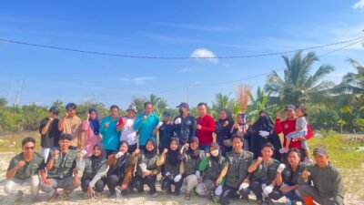 Perangkat Desa, Warga dan Mahasiswa KKN UINSI Gelar Aksi Bersih-Bersih Gotong Royong di Kantor Desa Muara Badak Ilir