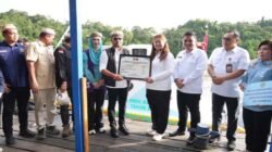 Gubernur Kaltim Serahkan Ambulans Terapung dan Bantuan Strategis ke Mahakam Ulu