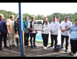 Gubernur Kaltim Serahkan Ambulans Terapung dan Bantuan Strategis ke Mahakam Ulu