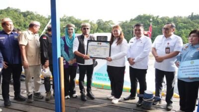 Gubernur Kaltim Serahkan Ambulans Terapung dan Bantuan Strategis ke Mahakam Ulu