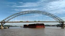 Tongkang Batu Bara Tabrak Jembatan dan Rumah Warga, Pelindo Lakukan Evakuasi Dini Hari