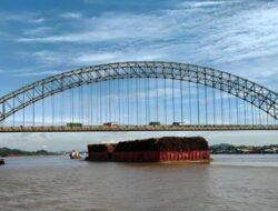 Tongkang Batu Bara Tabrak Jembatan dan Rumah Warga, Pelindo Lakukan Evakuasi Dini Hari