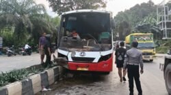 Sigap Tangani Kecelakaan, Polsek Samarinda Seberang Evakuasi Bus Penumpang