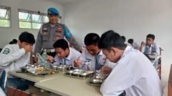 Polsek Sungai Pinang Kawal Distribusi Makan Bergizi Gratis ke Sekolah