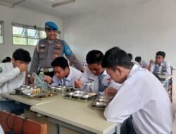 Polsek Sungai Pinang Kawal Distribusi Makan Bergizi Gratis ke Sekolah
