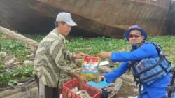 Satpolairud Polresta Samarinda Salurkan Bantuan Sosial untuk Warga Pesisir Sungai Mahakam
