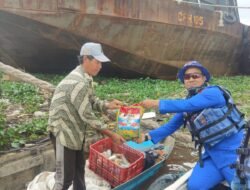 Satpolairud Polresta Samarinda Salurkan Bantuan Sosial untuk Warga Pesisir Sungai Mahakam